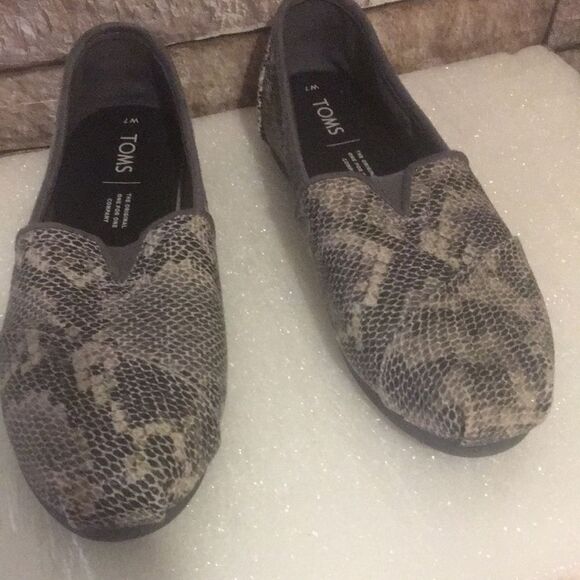 TOMS  - Picture 1 of 7
